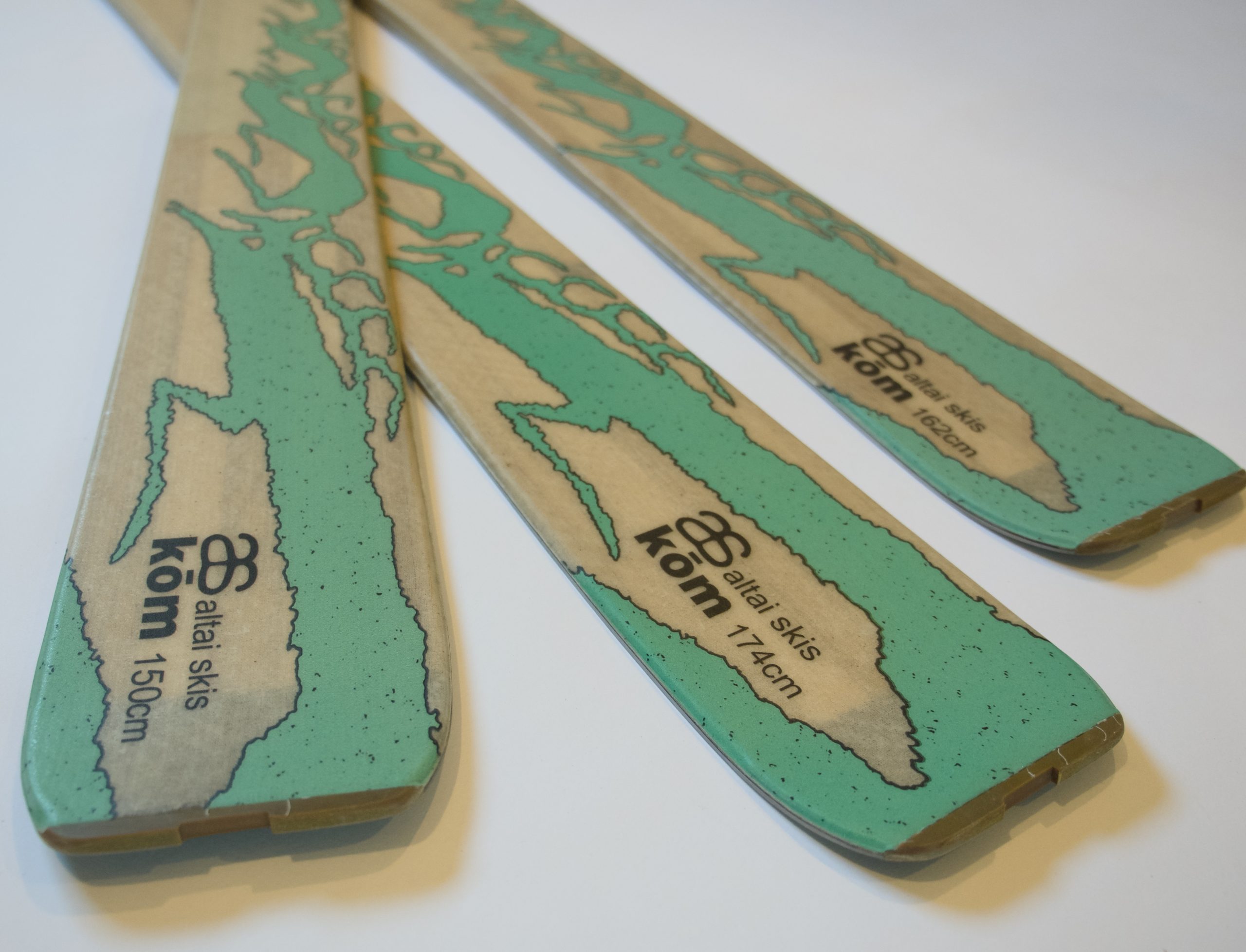 angled 3 tails Kōm Ski - Image 11